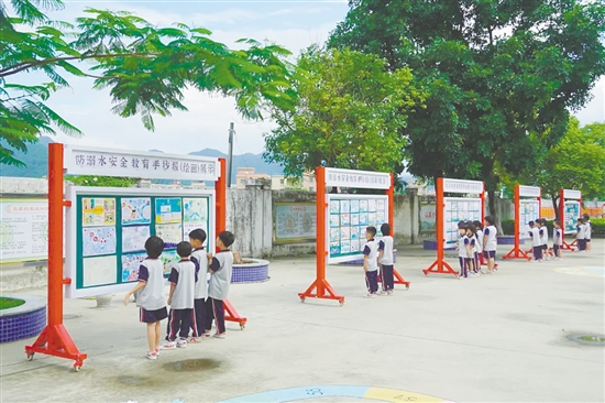 水口鎮(zhèn)沙岡小學(xué)通過(guò)手抄報(bào)比賽、宣傳欄等方式，開(kāi)展防溺水安全教育活動(dòng)。