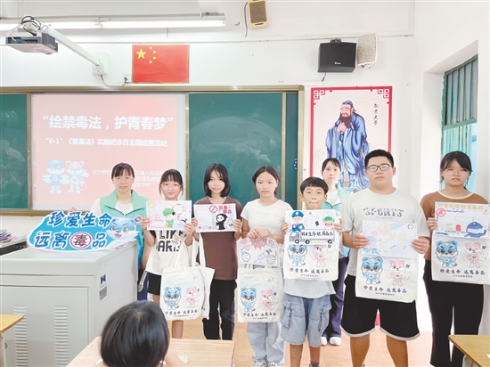 赤坎鎮(zhèn)平安法治辦聯(lián)合明德社工走進赤坎鎮(zhèn)五龍學(xué)校，開展“6.1”《中華人民共和國禁毒法》實施紀(jì)念日主題繪畫活動。