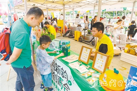 青年文化創(chuàng)意集市大受市民歡迎。