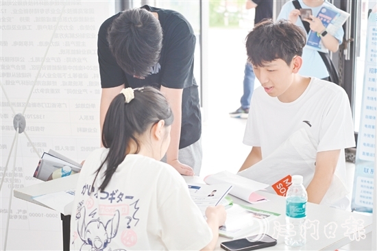 招聘現(xiàn)場，不少學(xué)生向新會企業(yè)了解崗位信息。