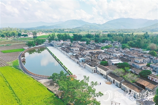 四九鎮(zhèn)東方村以產(chǎn)業(yè)融合發(fā)展新范式、文旅融合新地標(biāo)、生態(tài)宜居新標(biāo)桿的三重蝶變，繪就產(chǎn)業(yè)興、生態(tài)美、百姓富的鄉(xiāng)村振興新圖景。