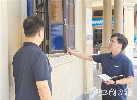 劉嘉鴻（右）積極投入到公司的重點(diǎn)工作僑建筑測(cè)繪中。