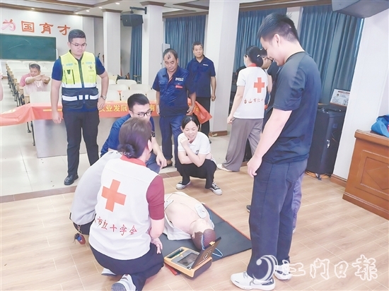 學員們在講師手把手指導下，利用模擬人進行心肺復蘇操作。