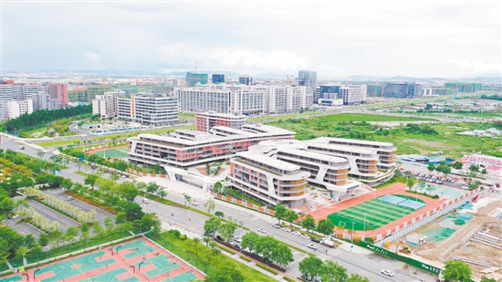 江海區(qū)景賢實(shí)驗(yàn)學(xué)校建筑融入“諾亞方舟”“星空之眼”等元素，科技感十足。