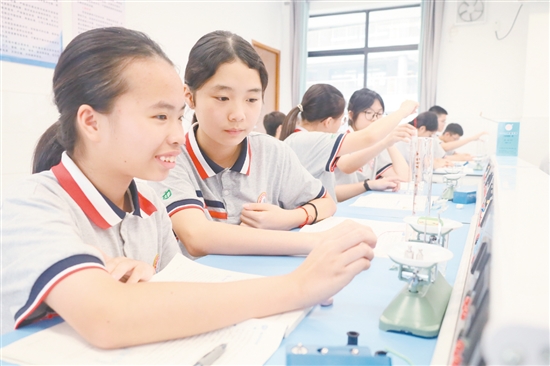 學(xué)生在實(shí)驗(yàn)室進(jìn)行物理實(shí)驗(yàn)。