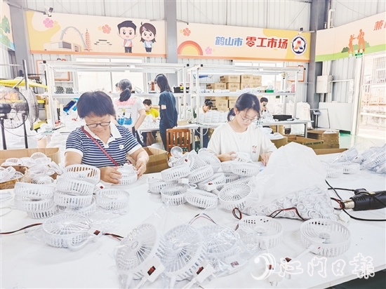 鶴山市“零工市場(chǎng)”以手工作坊為平臺(tái)，對(duì)接不同類(lèi)型的制造業(yè)企業(yè)，引入多個(gè)種類(lèi)的手工產(chǎn)品項(xiàng)目。