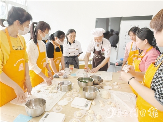 興業(yè)社區(qū)“就業(yè)驛站”選取廣式點(diǎn)心烹飪等熱門(mén)就業(yè)技能作為培訓(xùn)課程內(nèi)容，助力群眾提升就業(yè)競(jìng)爭(zhēng)力。