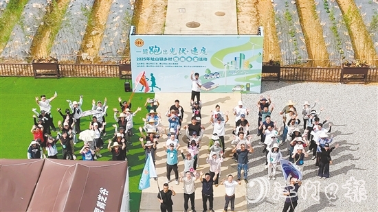 職工們?cè)诖蚩c(diǎn)拍照留念。