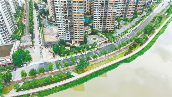 實(shí)施改造工程后，桂香路變?yōu)殡p向兩車道，并鋪上瀝青罩面，讓車輛通行更加順暢。