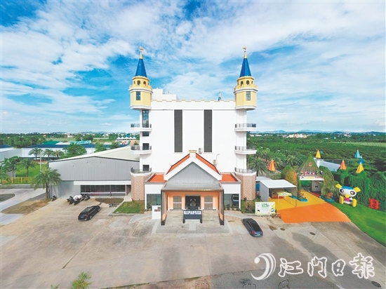 陳大羽公雞藝術(shù)館建筑風(fēng)格獨(dú)特，是雙水鎮(zhèn)的文化新地標(biāo)。