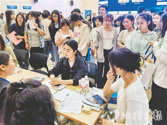 恩平市人社局組織企業(yè)走進(jìn)高校舉辦專場(chǎng)招聘會(huì)。