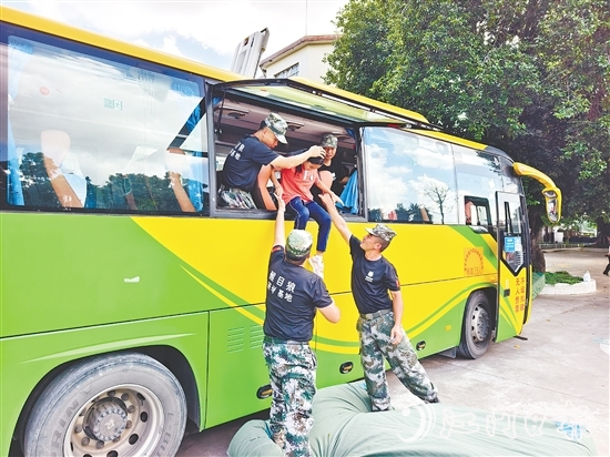 演練中，學生們在工作人員的幫助下體驗逃生方式。