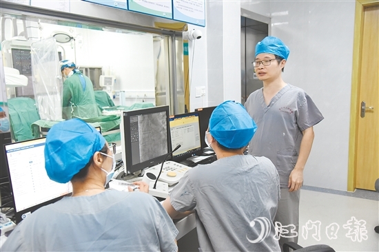 張國愷（右）指導(dǎo)團(tuán)隊(duì)里的年輕醫(yī)生進(jìn)行手術(shù)。
