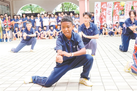 五邑碧桂園中英文學校的學弟學妹自編“中考加油武術操”，為學長學姐加油。