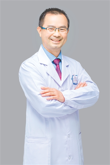 人物檔案：李國泉，皮膚科主任，主任醫(yī)師，從業(yè)31年，黨齡30年。