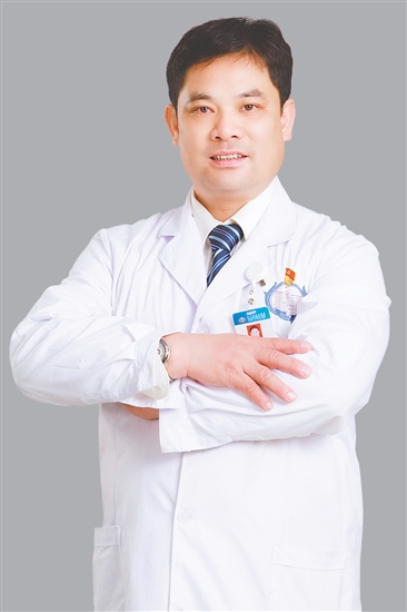 人物檔案：徐裕海，康復(fù)醫(yī)學(xué)科?？浦魅危懑煾敝魅渭紟?，從業(yè)31年，黨齡27年。