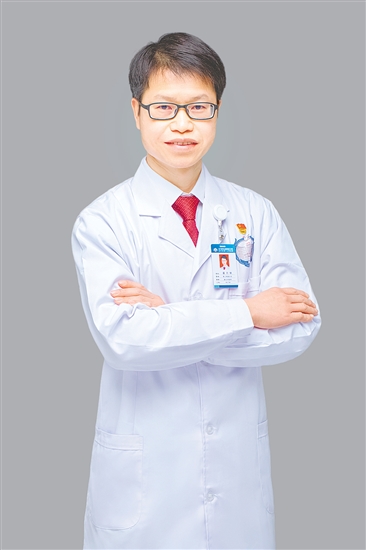 人物檔案：潘月帆，骨科（二區(qū)）主任，從業(yè)20年，黨齡21年。