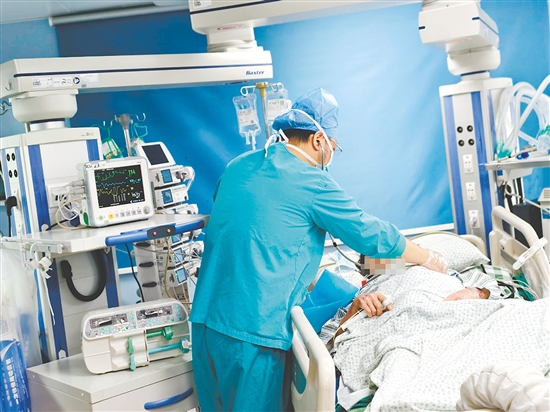 醫(yī)護人員對患者進行檢查。