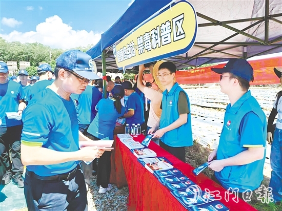 活動沿途設有禁毒科普區(qū)。