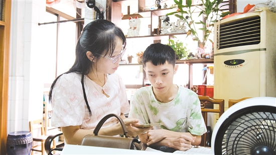 老師輔導(dǎo)盧梓俊填報志愿。