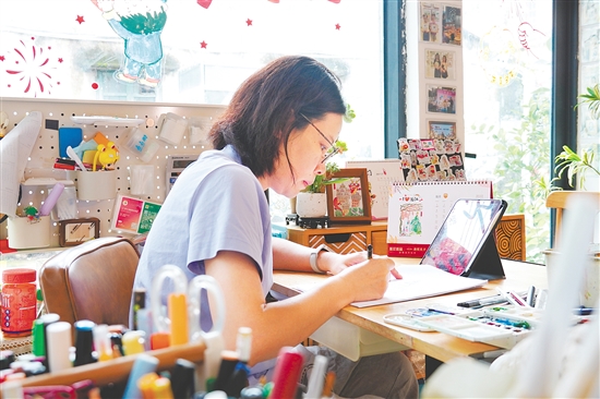 李玉如在創(chuàng)作。