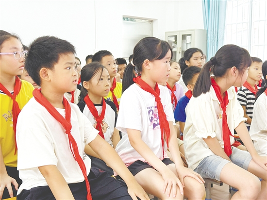 臺下學生一邊認真觀察舞臺上的同伴，一邊在腦海中快速組織語言，記錄他們看到的每一個神態(tài)與細節(jié)。