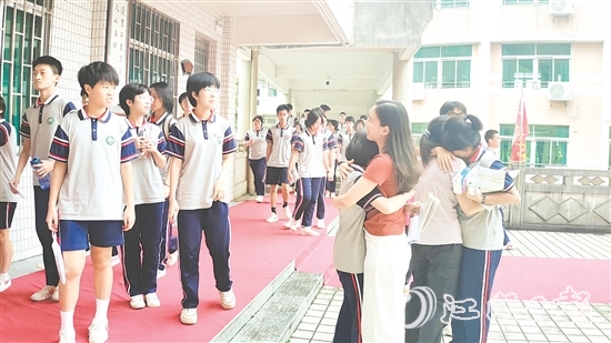 考試結(jié)束，考生們與教師、同學(xué)擊掌、擁抱、合影。