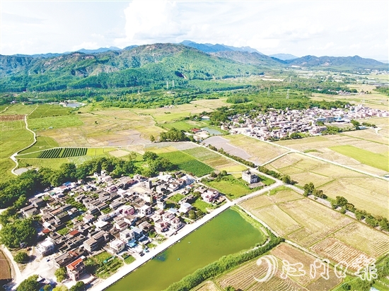 斗山鎮(zhèn)田稠村以“產(chǎn)業(yè)筑基、生態(tài)賦能、治理創(chuàng)新”的組合拳，推動鄉(xiāng)村顏值與經(jīng)濟價值雙提升，走出“產(chǎn)業(yè)興、生態(tài)美、百姓富”的振興之路。