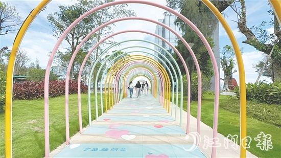 北陡鎮(zhèn)山海瀾岸度假村依山傍海，擁有專屬沙灘、海景太空艙別墅、兒童游樂區(qū)、燒烤吧和紅樹林餐廳。