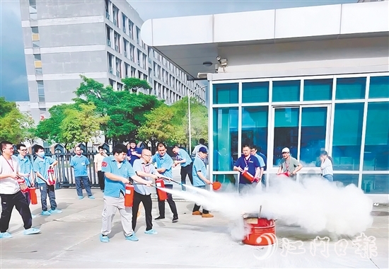 職工踴躍學(xué)習(xí)如何使用滅火器。