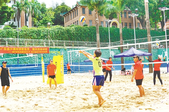 培訓(xùn)讓年輕教練認(rèn)識沙排的基本發(fā)展規(guī)律以及訓(xùn)練中需注意的技術(shù)要點(diǎn)。