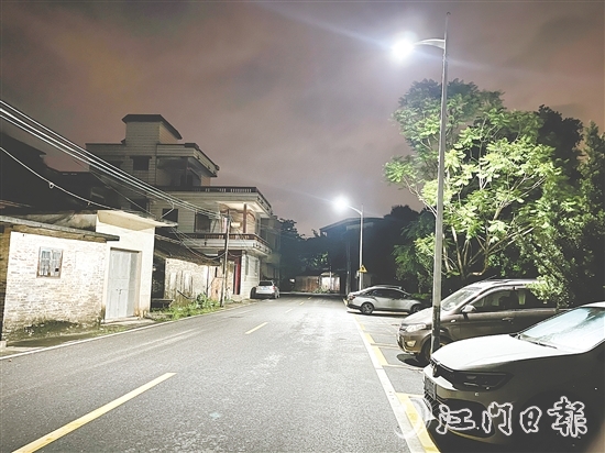 如今的河山村進(jìn)村路兩旁路燈明亮，村民夜間出行更安心。