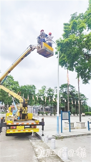 施工人員對(duì)道路兩旁路燈進(jìn)行維修、更換。