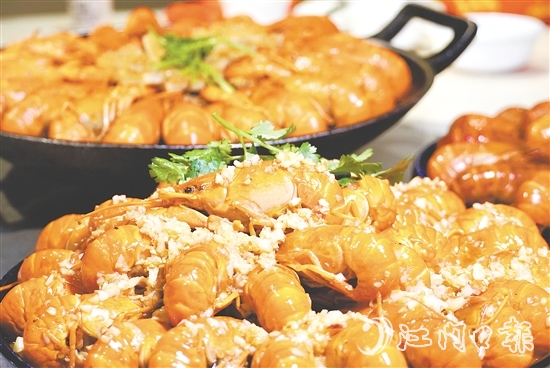 藍(lán)龍蝦肉質(zhì)豐腴鮮甜，烹飪方式多種多樣。