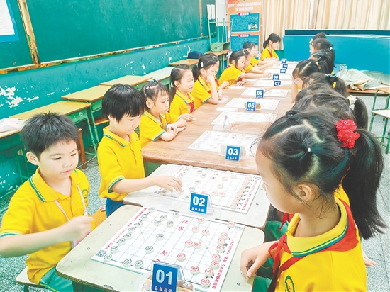 小棋手們神情專注，在棋盤上排兵布陣。