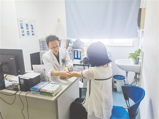 天氣高溫潮濕，當(dāng)心皮膚過敏。