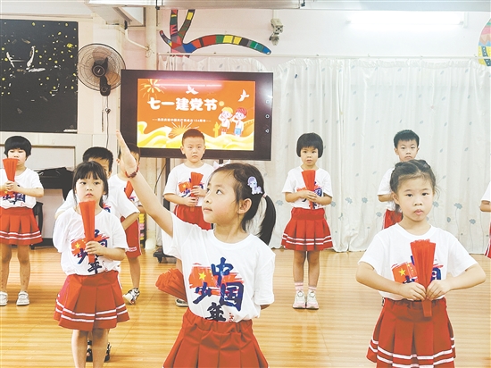 恩平市江洲幼兒園的孩子們唱出對祖國的深情祝福。