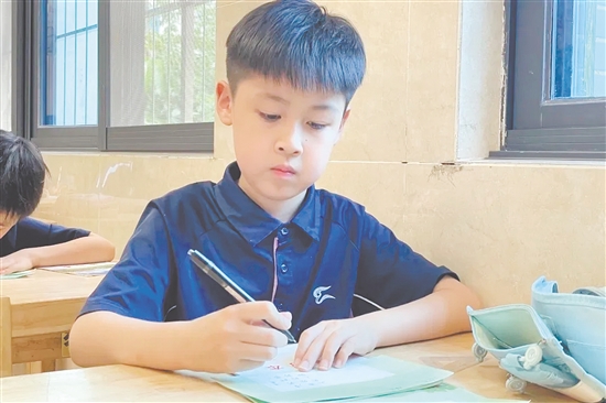 學(xué)生參加規(guī)范漢字書(shū)寫活動(dòng)。 學(xué)生參加規(guī)范漢字書(shū)寫活動(dòng)。