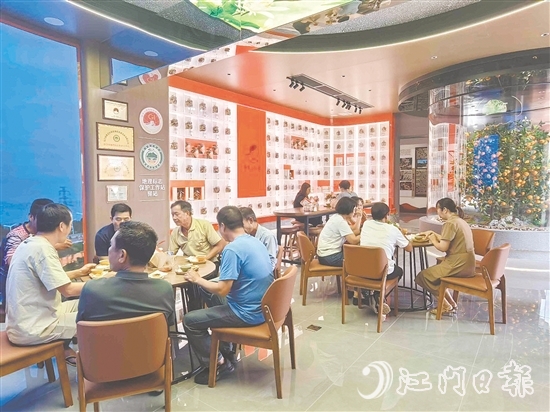 體驗(yàn)館設(shè)置了休憩和茶點(diǎn)品鑒的區(qū)域，還專門布置了茶坑歷史文化主題展覽。