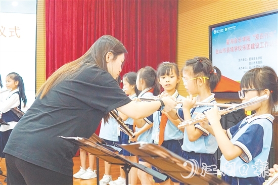 星海音樂(lè)學(xué)院師生團(tuán)隊(duì)為臺(tái)山學(xué)子進(jìn)行專業(yè)藝術(shù)指導(dǎo)。