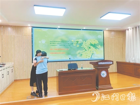 在手語朗讀環(huán)節(jié)，黃曉聰引導(dǎo)學(xué)生重構(gòu)對過往經(jīng)歷的認(rèn)知，許多學(xué)生主動用“我想抱抱你”表達(dá)情感。