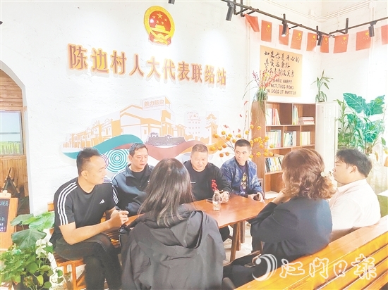 大江鎮(zhèn)人大代表在聯(lián)絡(luò)站接訪群眾，聽取群眾意見建議。