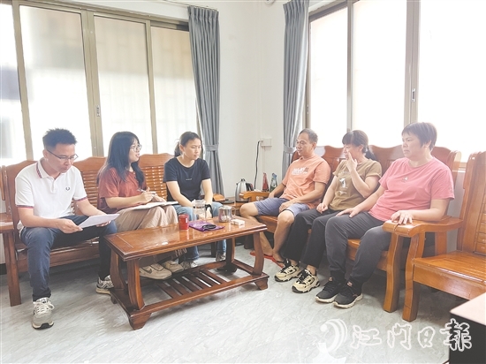 林婉君（左二）和同事們定期深入各村（社區(qū)），與村干部圍坐交流。