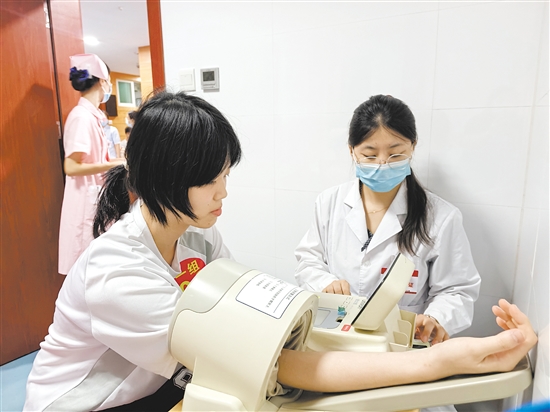 考生有序參加體檢。