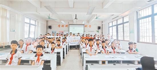 突擊隊(duì)走進(jìn)雙水鎮(zhèn)東凌小學(xué)，開(kāi)展中藥材知識(shí)科普活動(dòng)。