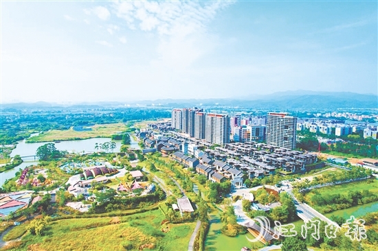 古勞鎮(zhèn)雙橋村將約43公頃（645畝）耕地及魚塘對(duì)接華僑城古勞水鄉(xiāng)景區(qū)發(fā)展魚耕農(nóng)旅項(xiàng)目，每年村、組兩級(jí)收入達(dá)225萬元。圖為古勞水鄉(xiāng)景區(qū)。