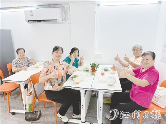 老人在南興社區(qū)嵌入式公共服務(wù)點(diǎn)的長者食堂用餐。