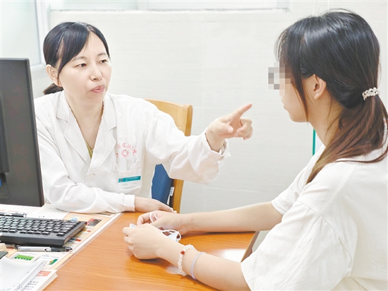 學(xué)生群體在暑假走進(jìn)“變美”診室。醫(yī)生提醒，做有必要的美容手術(shù)，沒(méi)有必要的美容手術(shù)一定不要做。