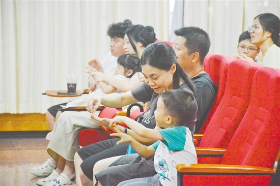 家長(zhǎng)在聽(tīng)講座時(shí)，根據(jù)醫(yī)生的講解在練習(xí)推拿。