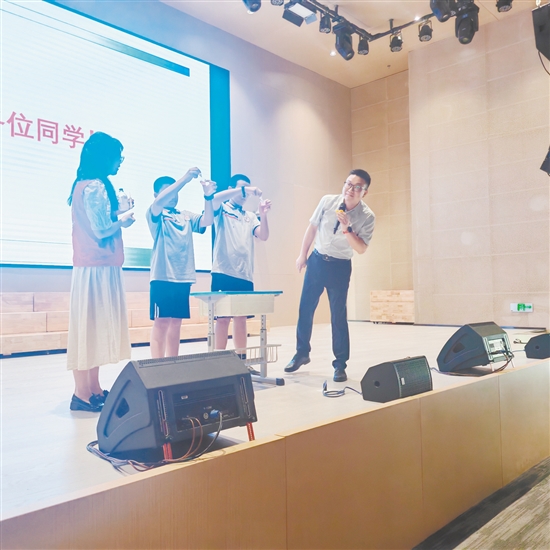 醫(yī)護人員與學(xué)生在臺上互動。